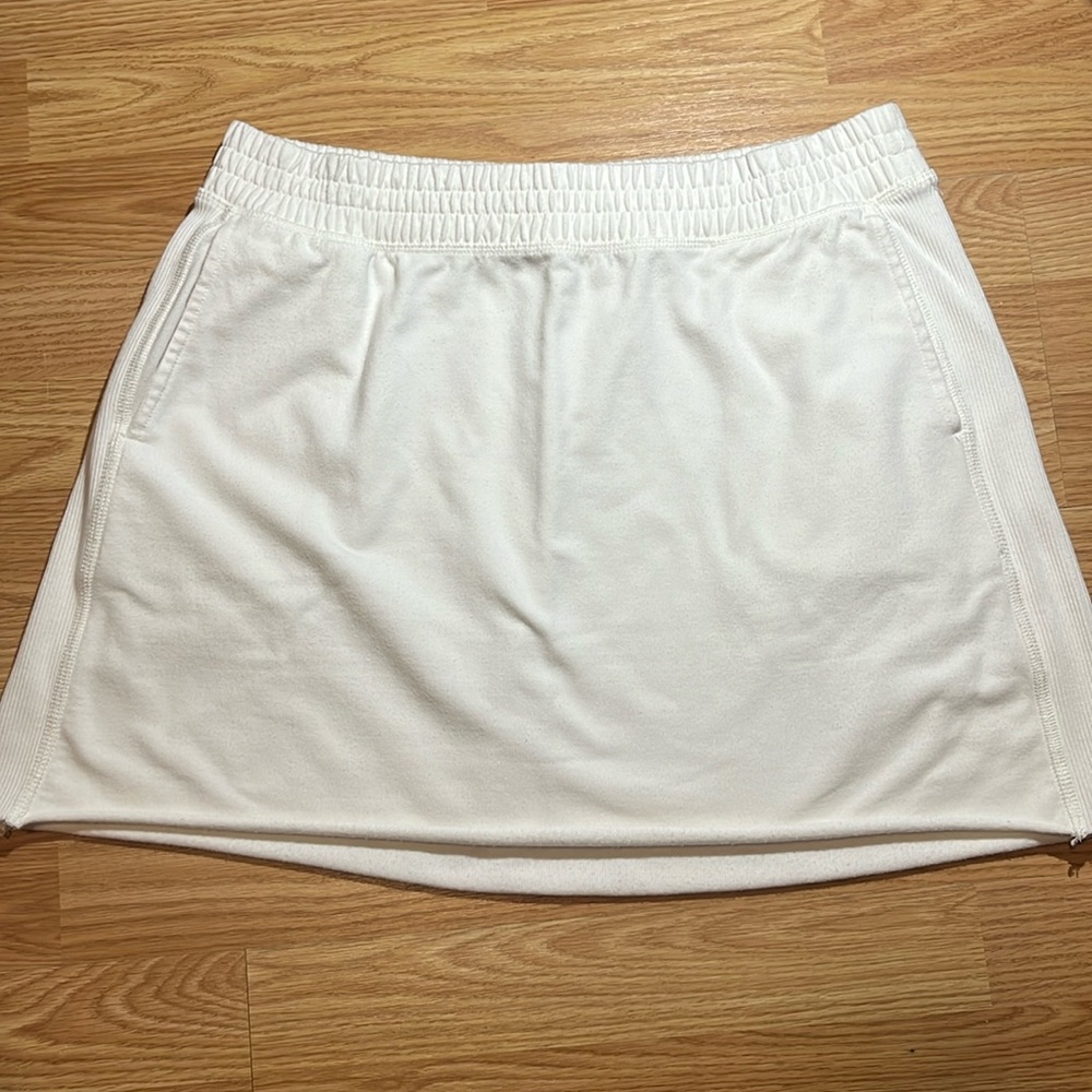 OFFLINE ATHLETIC SKIRT. Sz med white